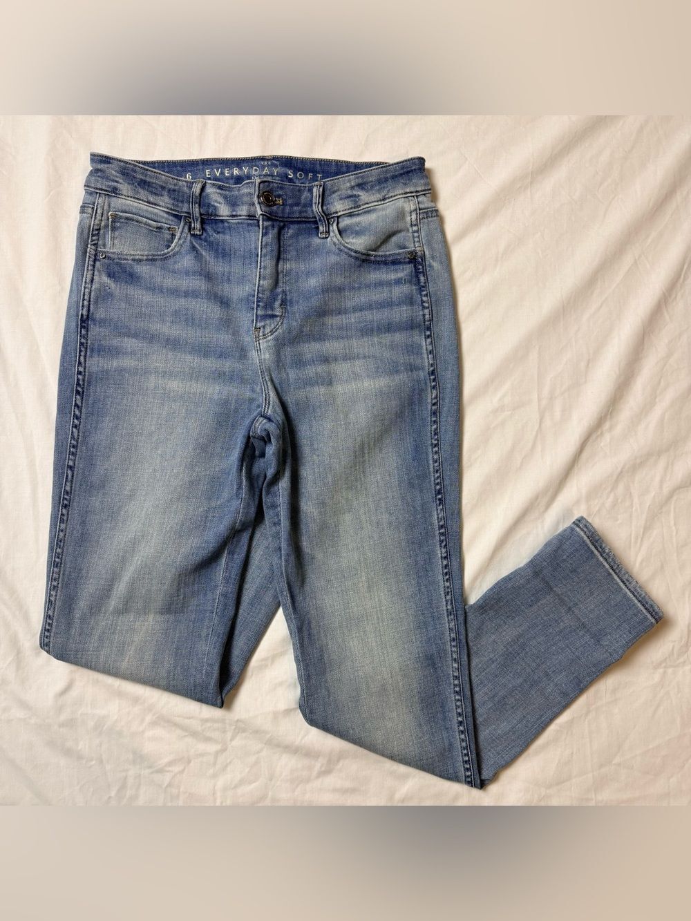 WHITE HOUSE BLACK MARKET The Everyday Soft Slim Crop Light Wash Blue Jeans 6 - Picture 2 of 9